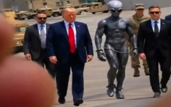 Trump Mendadak Posting Bareng “Alien”, Warganet: Ini Serius atau Editan?