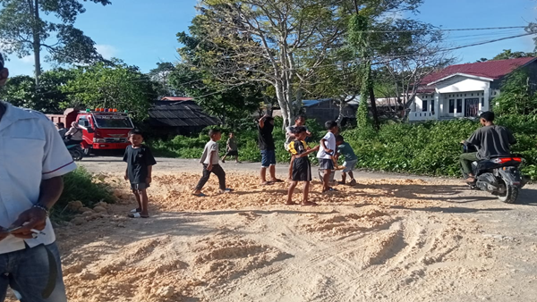 Demi Nelayan, Warga dan Koperasi Kompak Perbaiki Jalan PPI Bontobahari