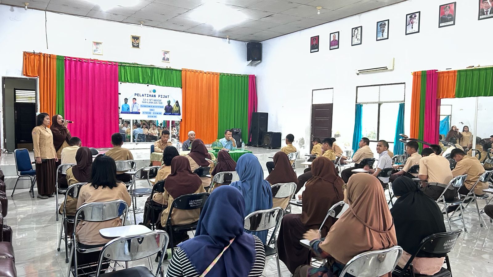 Suasana pembukaan Pelatihan Pijat bagi siswa dan binaan tunanetra di SLB A YAPTI Makassar. Kegiatan ini menjadi bagian dari upaya penguatan keterampilan hidup dan pemberdayaan penyandang disabilitas netra menuju kemandirian. (Foto: Istimewa)