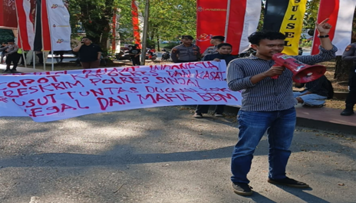 Dugaan Mafia BBM dan Rokok Ilegal Disorot, Mahasiswa Gedor Polda Sulsel