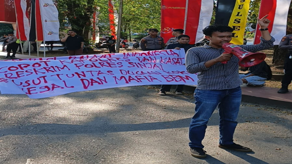 Dugaan Mafia BBM dan Rokok Ilegal Disorot, Mahasiswa Gedor Polda Sulsel