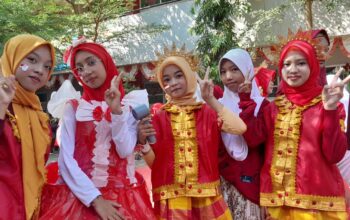 Meriah! Halaman SDN Borong Makassar ‘Memerah’, Puluhan Siswa Tampil Unik di Pawai HUT RI
