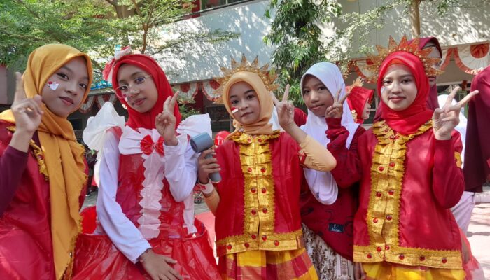 Meriah! Halaman SDN Borong Makassar ‘Memerah’, Puluhan Siswa Tampil Unik di Pawai HUT RI