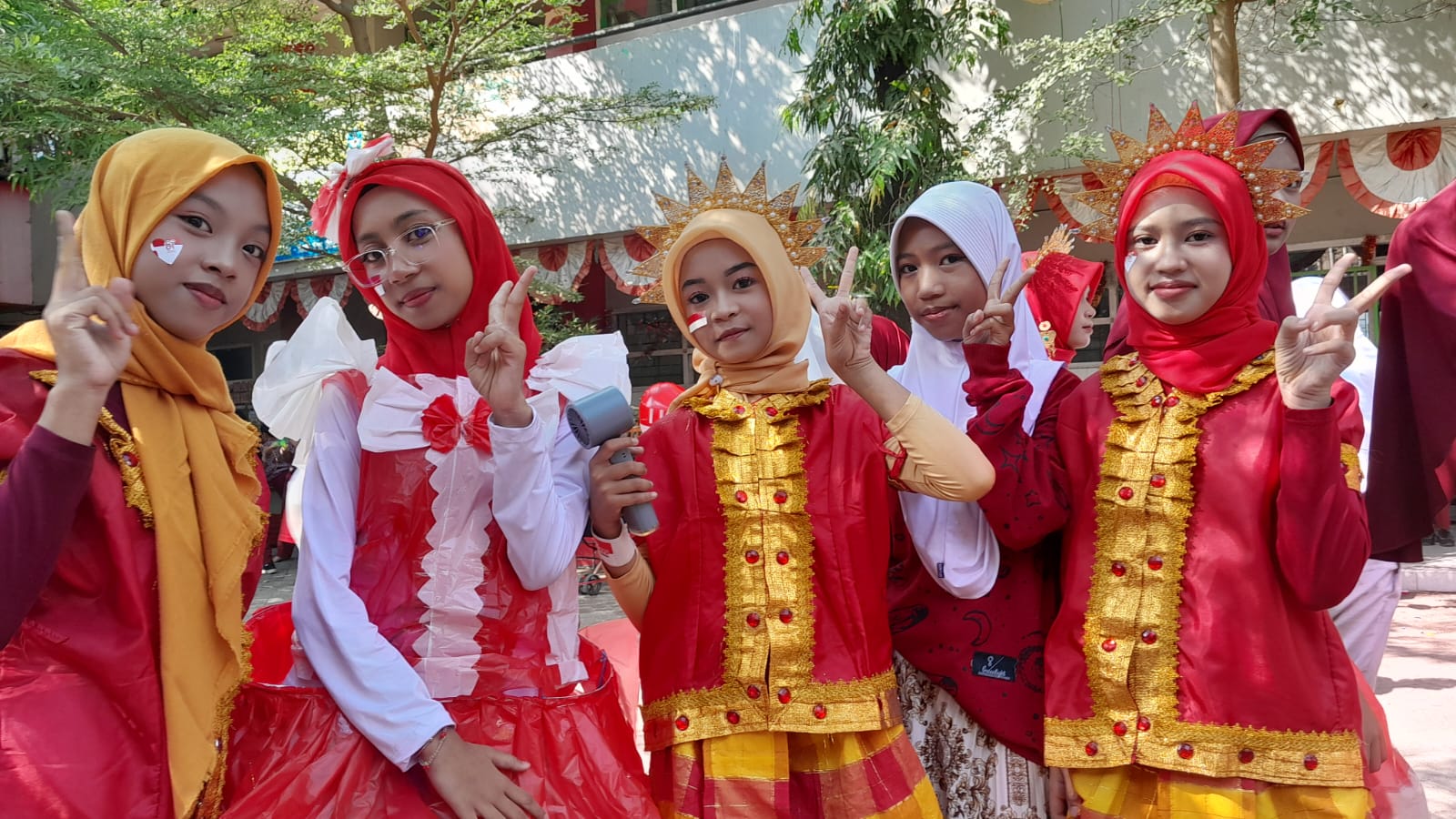 Kreativitas peserta karnaval SD Negeri Borong dalam memeriahkan HUT Kemerdekaan RI ke-81. Para siswa tampil mengenakan kostum bernuansa Merah Putih, termasuk busana hasil kreasi dari bahan daur ulang, dengan penuh semangat dan keceriaan.