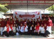 Bunda Pustaka bersama Kepala UPT SPF SDN Borong dan jajaran guru berpose bersama dalam rangkaian kegiatan Semarak Kemerdekaan HUT ke-81 Republik Indonesia di SDN Borong, Makassar.