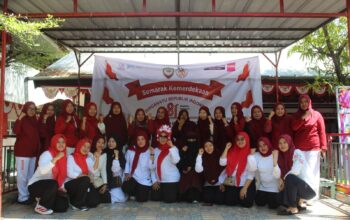 Bunda Pustaka bersama Kepala UPT SPF SDN Borong dan jajaran guru berpose bersama dalam rangkaian kegiatan Semarak Kemerdekaan HUT ke-81 Republik Indonesia di SDN Borong, Makassar.