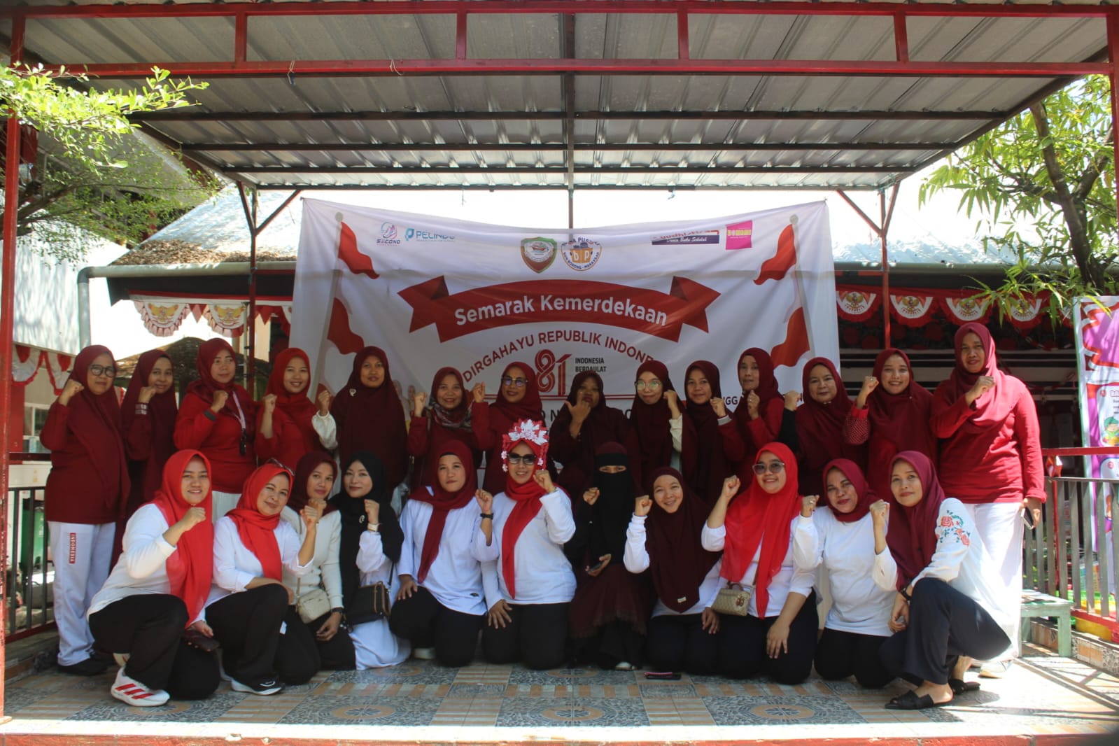 Bunda Pustaka bersama Kepala UPT SPF SDN Borong dan jajaran guru berpose bersama dalam rangkaian kegiatan Semarak Kemerdekaan HUT ke-81 Republik Indonesia di SDN Borong, Makassar.
