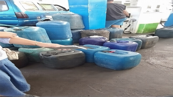 Rakyat Berebut Tetesan Solar, Kelompok Pelangsir Diduga Menguras Kuota SPBU Bungadidi