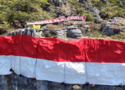 Ekstrem! MAPALA 45 Makassar Bawa Merah Putih Raksasa ke Tebing Selamat Datang KM 5