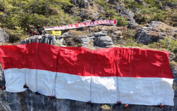 Ekstrem! MAPALA 45 Makassar Bawa Merah Putih Raksasa ke Tebing Selamat Datang KM 5