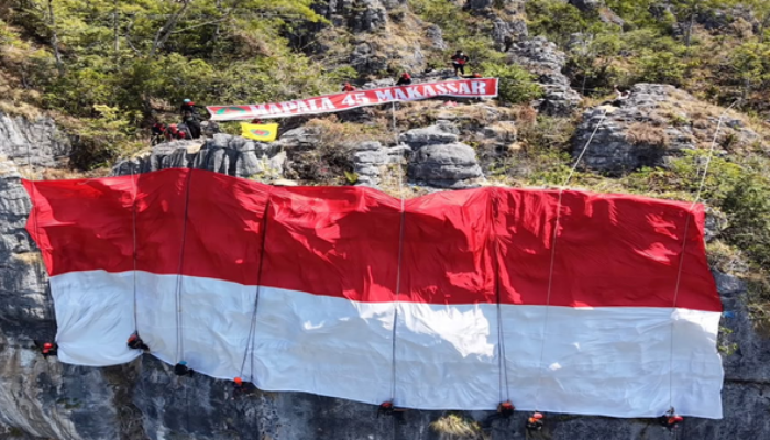 Ekstrem! MAPALA 45 Makassar Bawa Merah Putih Raksasa ke Tebing Selamat Datang KM 5