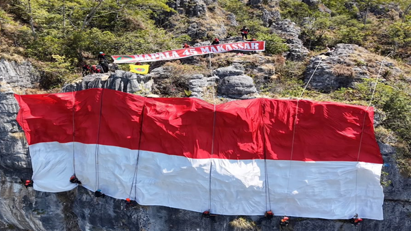 Ekstrem! MAPALA 45 Makassar Bawa Merah Putih Raksasa ke Tebing Selamat Datang KM 5