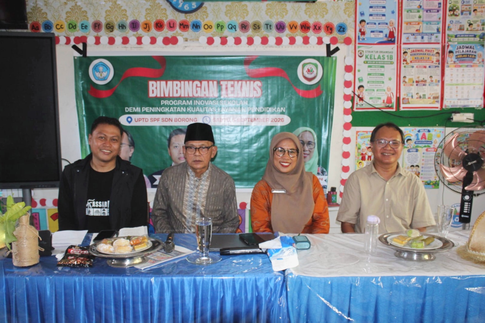 Kepala SD Negeri Borong bersama Pegiat literasi Rusdin Tompo, Ketua Komite Sekolah, dan Ikrom Trianto dalam kegiatan Bimbingan Teknis (Bimtek) Program Inovasi Sekolah di UPTD SPF SD Negeri Borong Makassar, Sabtu (5/9/2026).