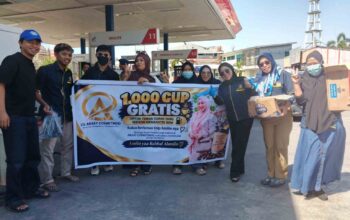 Tim CV Arashi Cosmetindo membagikan 1.000 cup minuman gratis kepada Masyarakat yang sedang mengantre BBM di salah satu SPBU di Kota Makassar, Senin (14/9/2026). Aksi tersebut menjadi bentuk kepedulian Arashi kepada masyarakat di tengah panjangnya antrean BBM dan cuaca panas.