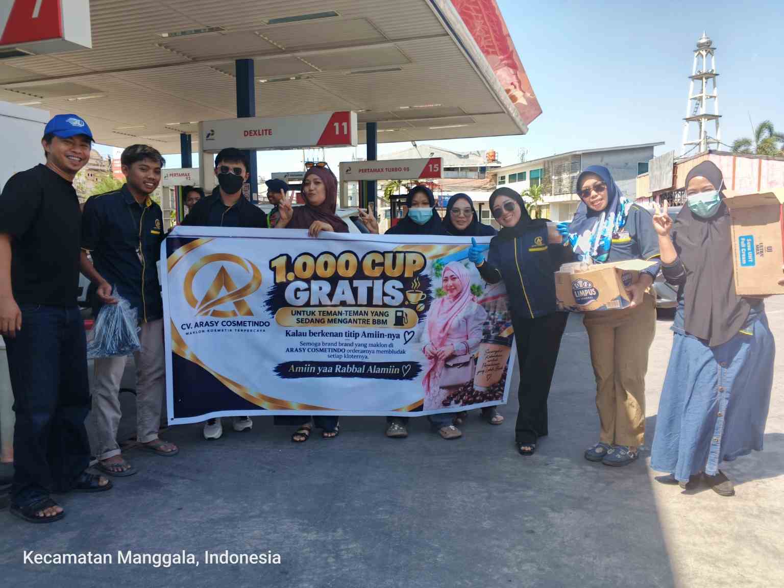Tim CV Arashi Cosmetindo membagikan 1.000 cup minuman gratis kepada Masyarakat yang sedang mengantre BBM di salah satu SPBU di Kota Makassar, Senin (14/9/2026). Aksi tersebut menjadi bentuk kepedulian Arashi kepada masyarakat di tengah panjangnya antrean BBM dan cuaca panas.