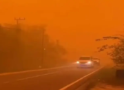 Langit Palangka Raya Berubah Oranye Pekat, Pemandangannya Bak Film Kiamat