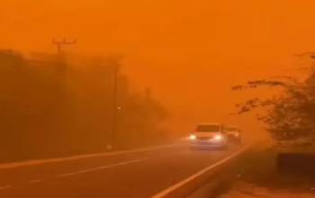 Langit Palangka Raya Berubah Oranye Pekat, Pemandangannya Bak Film Kiamat