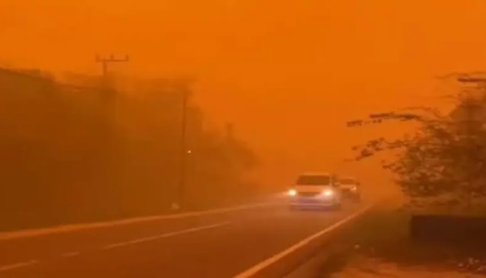 Langit Palangka Raya Berubah Oranye Pekat, Pemandangannya Bak Film Kiamat